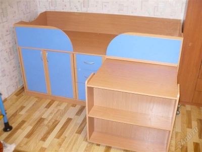 Лот: 2421842. Фото: 1. Кровать детская с выдвижным столом... Детские кровати и кроватки