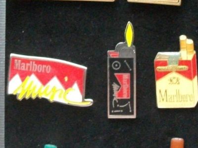 Лот: 12959501. Фото: 1. Значок Marlboro реклама зажигалка... Сувенирные