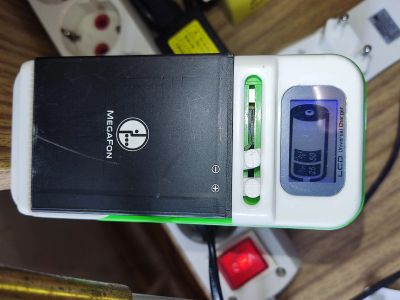 Лот: 23456603. Фото: 1. Универсальное зарядное устройство... Зарядные устройства, блоки питания, адаптеры сетевые для смартфонов