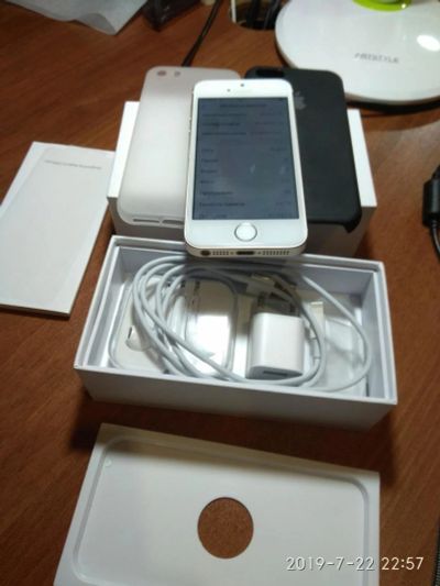 Лот: 14359685. Фото: 1. Apple Iphone SE 64Gb gold. Смартфоны