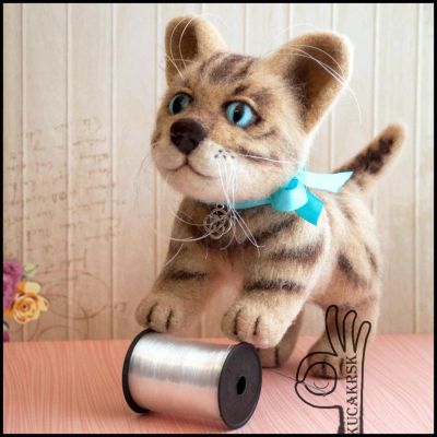 Лот: 10498191. Фото: 1. Валяная игрушка Кот полосатый... Авторские куклы, игрушки, поделки