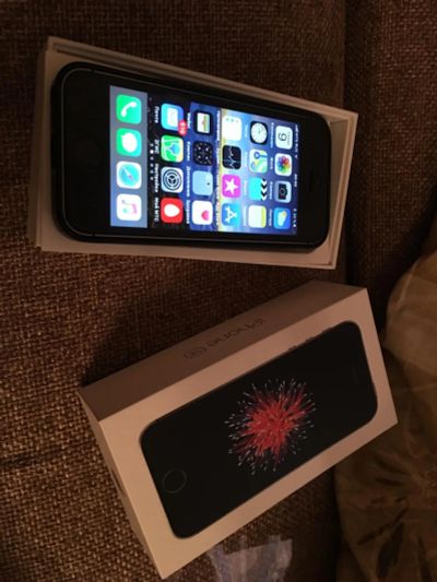 Лот: 11485614. Фото: 1. iPhone SE 64gb + родной чехол... Смартфоны
