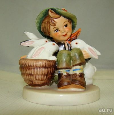 Лот: 18242377. Фото: 1. Goebel фигурка мальчик с зайцами... Другое (антиквариат)