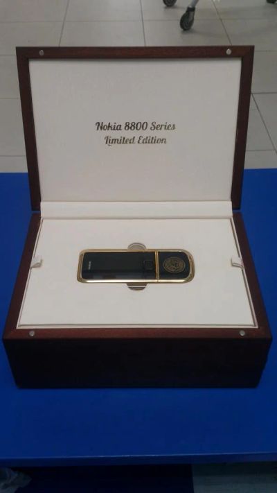 Лот: 8403048. Фото: 1. Телефон Nokia 8800 Golde Art Versace... Кнопочные мобильные телефоны