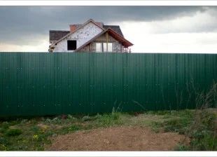 Лот: 4307904. Фото: 1. Забор из профлиста, профнастила. Ворота, заборы, шлагбаумы