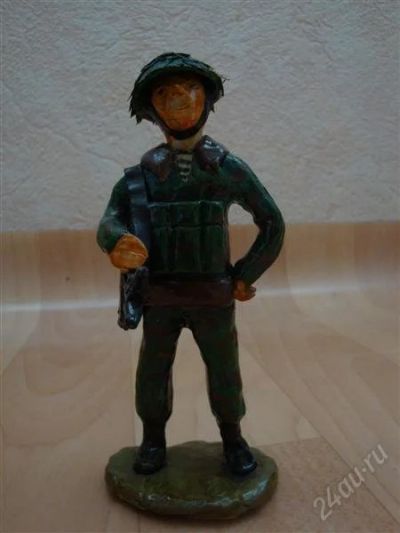 Лот: 883411. Фото: 1. Глиняная самодельная фигурка Боец... Другое (ручная работа)