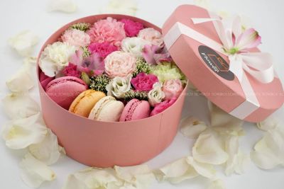 Лот: 7452433. Фото: 1. FlowerBox с макарунами (роза... Другое (цветы, букеты)