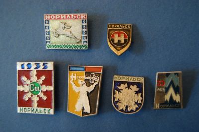 Лот: 3977455. Фото: 1. Значки " Норильск " 6 шт ( 1514... Сувенирные