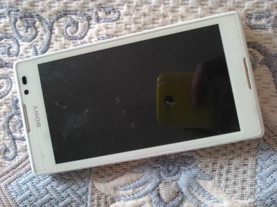 Лот: 7855461. Фото: 1. Sony Xperia C. Не включается!. Смартфоны