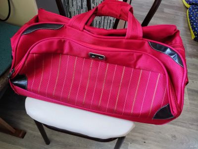 Лот: 17900312. Фото: 1. Красная дорожная сумка чемодан... Чемоданы и сумки дорожные
