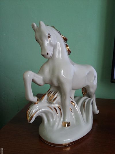 Лот: 12034422. Фото: 1. статуэтка .фарфор. конь златогривый... Фарфор, керамика