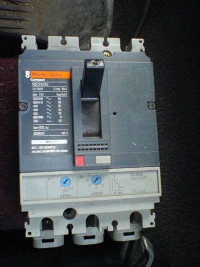 Лот: 10063507. Фото: 1. Автомат Merlin Gerin NS250N. Автоматы, пакетники, предохранители