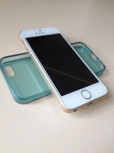 Лот: 11252069. Фото: 1. Iphone se 32 gb gold. Смартфоны
