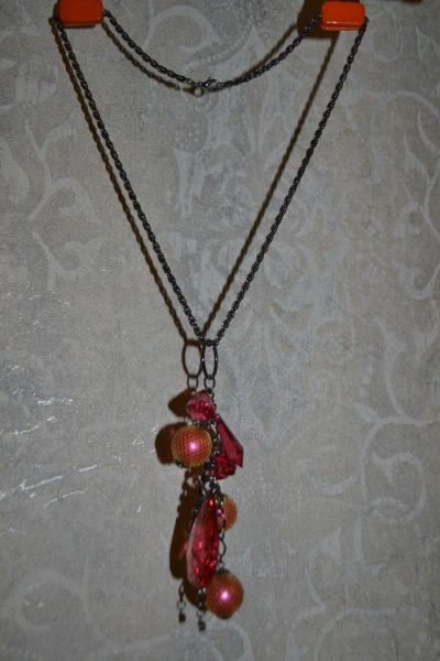Лот: 7050033. Фото: 1. Цепочка с кулоном и красными камнями. Другое (ручная работа)