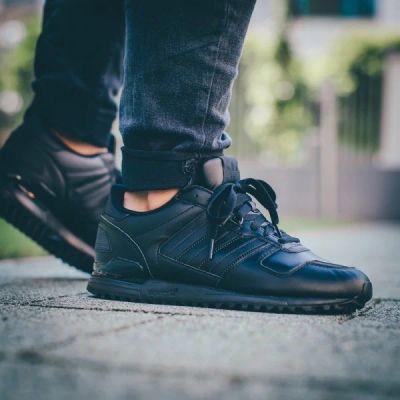 Лот: 12368175. Фото: 1. Кроссовки Adidas ZX 700. Кеды, кроссовки, слипоны