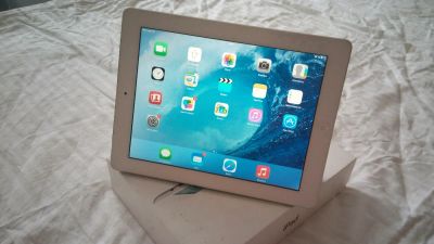 Лот: 6451316. Фото: 1. iPad 2 16GB White Wi-Fi 3G. Планшеты