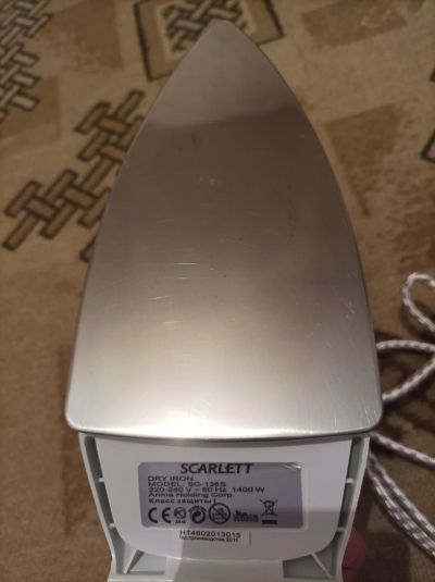 Лот: 18667441. Фото: 1. Утюг Scarlett SC-136S. Утюги, парогенераторы, отпариватели