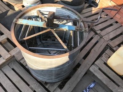 Лот: 13753004. Фото: 1. Медогонка с рубля и по последней... Пчеловодство