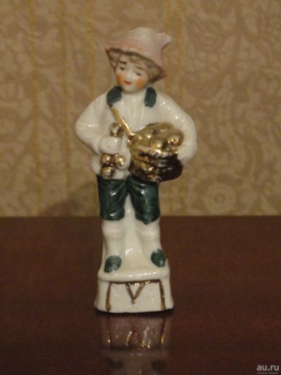 Лот: 17954506. Фото: 1. Фарфоровая фигурка Мальчик с корзинкой. Фарфор, керамика