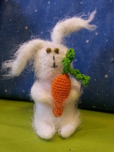 Лот: 6279888. Фото: 1. Заяц с морковкой. Авторские куклы, игрушки, поделки