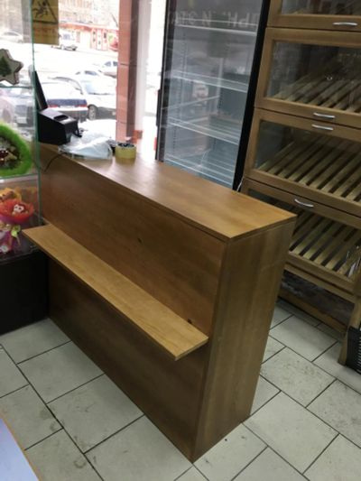 Лот: 8490703. Фото: 1. Прилавок из массива дерева, лакированный. Торговое