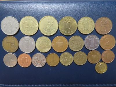 Лот: 16234739. Фото: 1. 22 иностранных монеты с рубля. Наборы монет