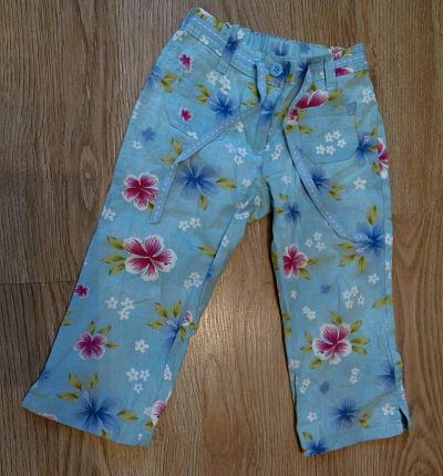 Лот: 3165451. Фото: 1. Стильные брючки с модным цветочным... Брюки, шорты, джинсы