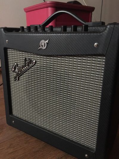Лот: 14986836. Фото: 1. Комбоусилитель Fender mustang... Гитарные эффекты и комбоусилители