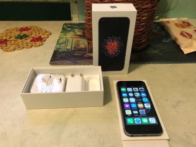 Лот: 12463498. Фото: 1. iPhone se 32gb space gray. Смартфоны