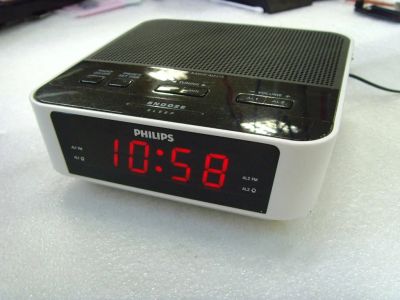 Лот: 10849041. Фото: 1. Часы-радио Philips AJ3115. Тюнеры, радиоприёмники