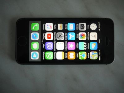 Лот: 11138515. Фото: 1. iPhone SE 32 GB Space Gray. Смартфоны