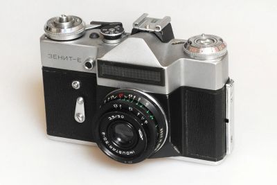 Лот: 21788345. Фото: 1. Фотоаппарат Зенит-Е № 810086581. Плёночные зеркальные