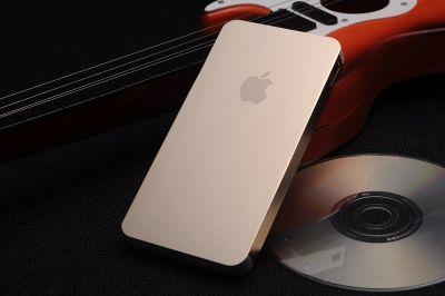Лот: 4486131. Фото: 1. Внешний аккумулятор Apple (универсальная... Зарядные устройства, блоки питания, адаптеры сетевые для смартфонов
