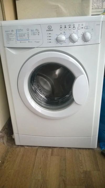 Лот: 7345106. Фото: 1. Стиралка Indesit wisl103. Стиральные машины
