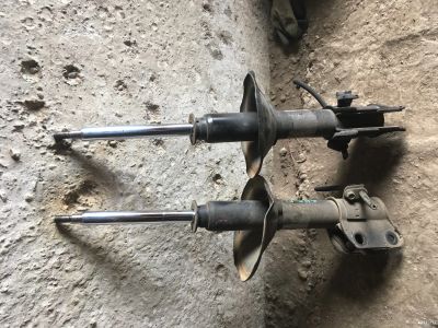 Лот: 13570924. Фото: 1. Стойки передние Subaru Legacy... Ходовая, подвеска, рулевое управление