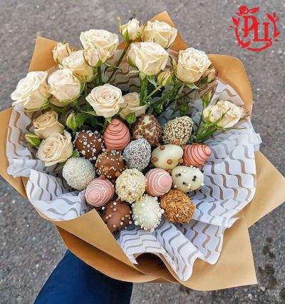 Лот: 15496792. Фото: 1. Клубника в шоколаде с розами... Букеты из конфет, игрушек