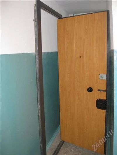 Лот: 2250358. Фото: 1. Дверь входная стальная 2 замка... Двери входные