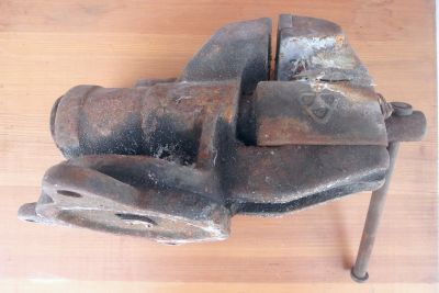 Лот: 19893669. Фото: 1. Тиски. Ручной инструмент