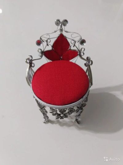 Лот: 16470673. Фото: 1. Стульчик-игольница. Авторские куклы, игрушки, поделки