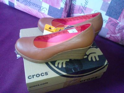 Лот: 8274301. Фото: 1. Туфли Crocs кожаные коричневые. Туфли