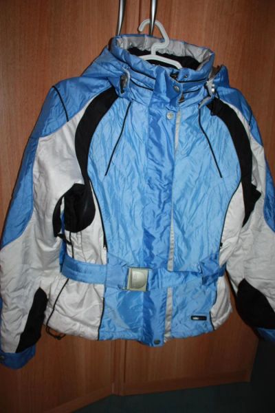 Лот: 3965241. Фото: 1. горнолыжная куртка 44. Зимняя спортивная одежда