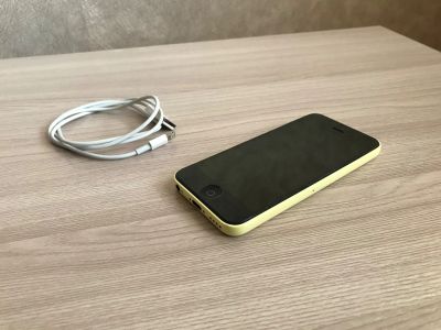 Лот: 15949271. Фото: 1. iPhone 5c 32Gb жёлтый. Смартфоны