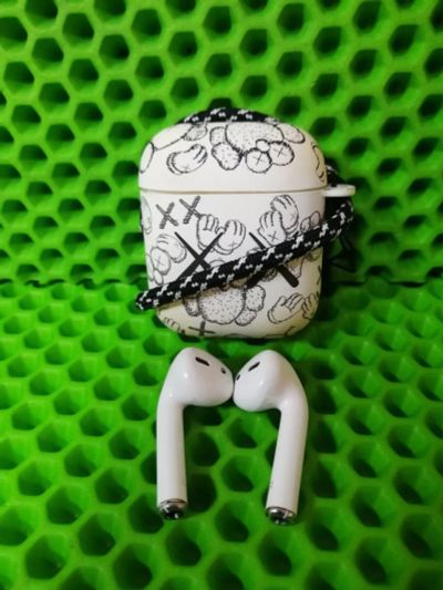 Лот: 25548985. Фото: 1. Наушники apple airpods 2 в чехле... Наушники, гарнитуры