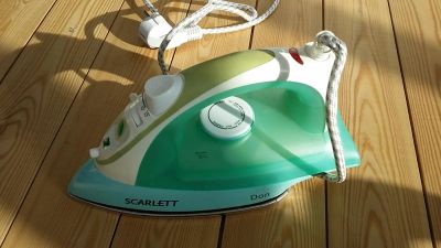 Лот: 7046990. Фото: 1. Утюг Scarlett. Утюги, парогенераторы, отпариватели