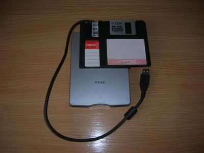 Лот: 10962604. Фото: 1. Внешний флоппи дисковод Teac FD-05PUW. Приводы CD, DVD, BR, FDD