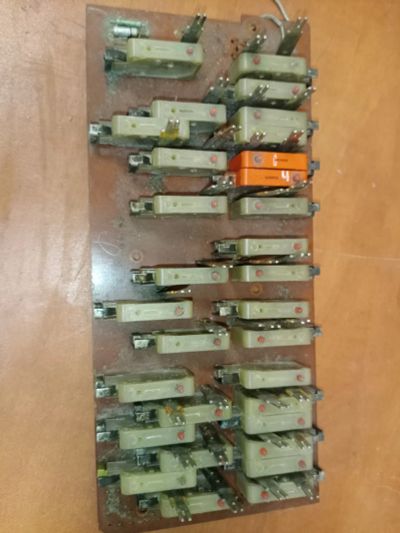 Лот: 25898411. Фото: 1. Переключатели на плате. Реле, тумблеры, переключатели