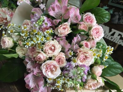 Лот: 11691589. Фото: 1. Розы кустовые нежные в Летнем... Свежие цветы