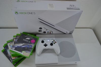 Лот: 16638348. Фото: 1. Xbox one s 1 TB / 1 геймпад... Игровые приставки, консоли