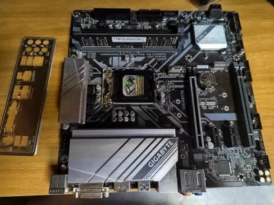 Лот: 20007410. Фото: 1. z390m gigabyte +4гига. Материнские платы