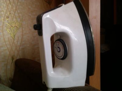 Лот: 3954531. Фото: 1. УТЮГ. б/у. работает исправно... Утюги, парогенераторы, отпариватели